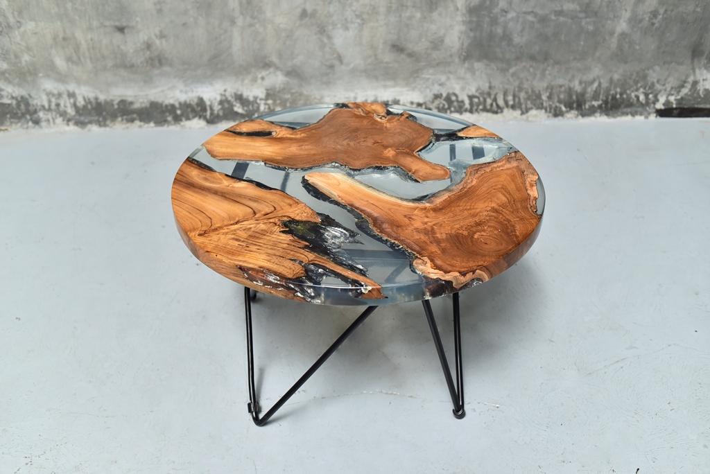 Round resin table